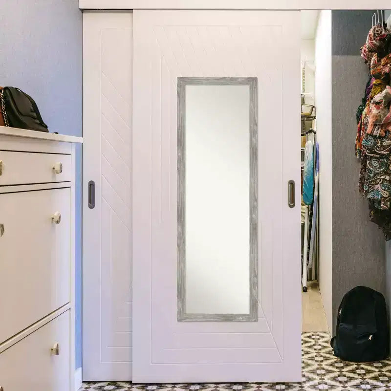 Miroir carré pleine longueur gris tourterelle lavé pouvant être fixé au mur ou à une porte