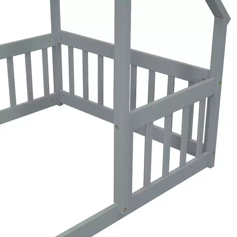 Lit au sol en bois avec cadre de toit et barrières de sécurité, lit enfant stylé