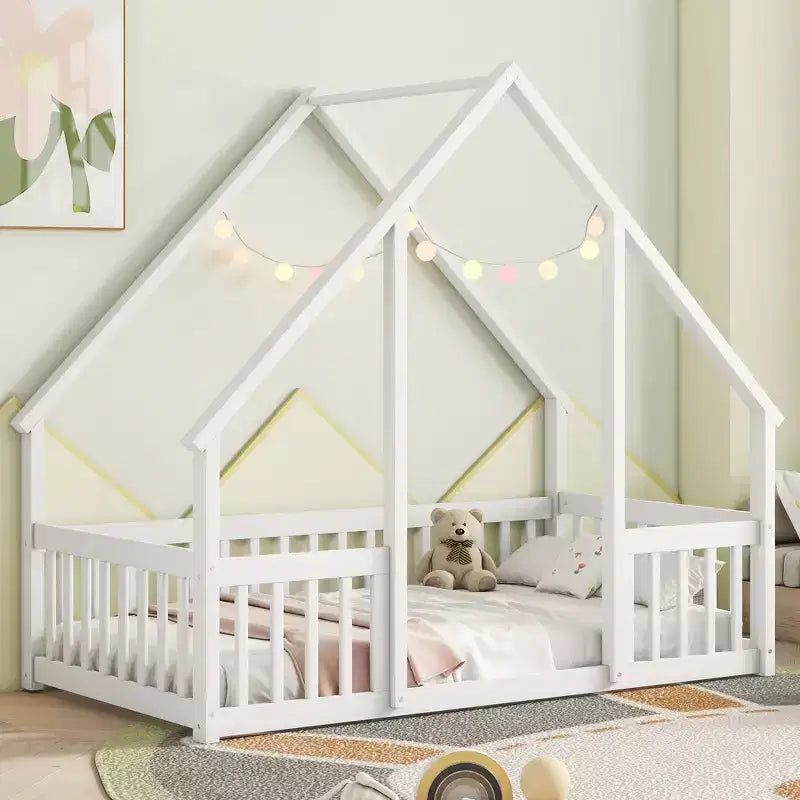 Lit au sol en bois avec cadre de toit et barrières de sécurité, lit enfant stylé
